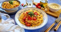 Μακαρονάδα με ντοματίνια, κάπαρη και βασιλικό