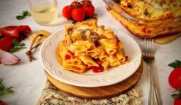 Ριγκατόνι ογκρατέν με κοτόπουλο, ντομάτα, πιπεριά Φλωρίνης και μοτσαρέλα