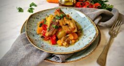 Μπακαλιάρος στο φούρνο με πατάτες και πιπεριές Φλωρίνης