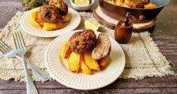 Μπιφτέκια με πατάτες στο φούρνο