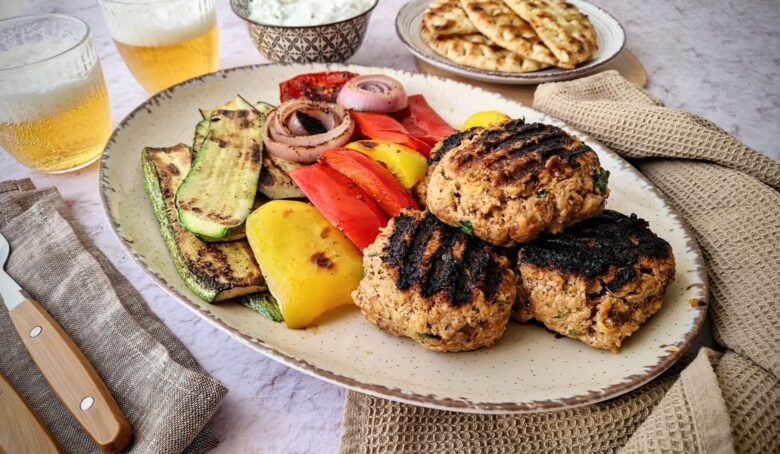 Μπιφτέκια και λαχανικά στο BBQ