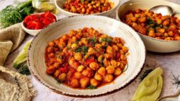 Ρεβίθια στο φούρνο με φινόκιο και κόκκινες πιπεριές