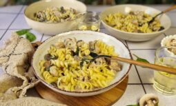 Βίδες με κοτόπουλο, σπανάκι και μανιτάρια