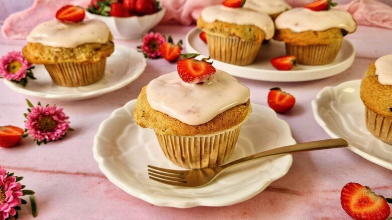 Cupcakeς φράουλας με κομματάκια σοκολάτας