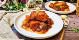 Κοτόπουλο κοκκινιστό με μελιτζάνες και πατάτες