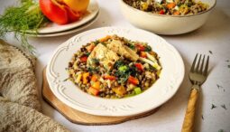 Σαλάτα με φακόρυζο, κινόα και τόνο Αλοννήσου