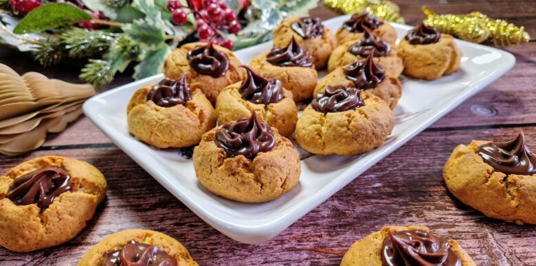 Χριστουγεννιάτικα μπισκότα βουτύρου με επικάλυψη σοκολάτας