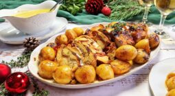 Γιορτινό ρολό κοτόπουλο με πατάτες και σάλτσα ψητού
