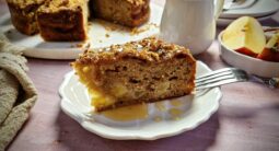 Μηλόπιτα κέικ με crumble και αλμυρή καραμέλα