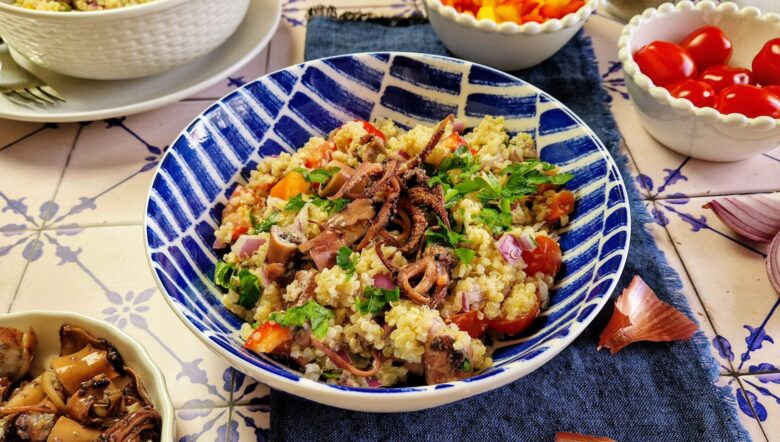 Πολύχρωμη σαλάτα με κινόα και καλαμαράκια κονσέρβας