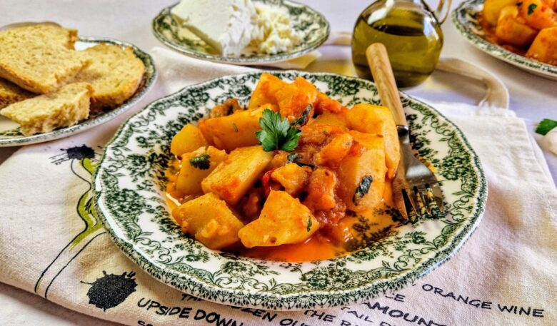 Πατάτες γιαχνί με καρότα και πιπεριές Φλωρίνης