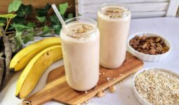 Smoothie με μπανάνες, γάλα αμυγδάλου, σταφίδες και βρώμη
