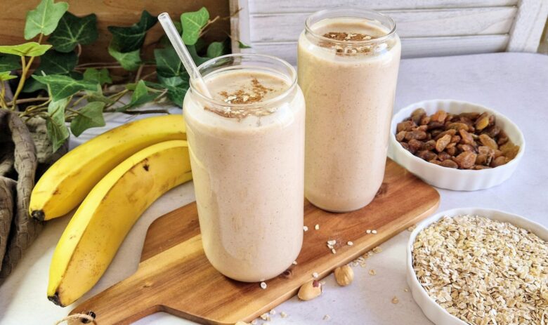 Smoothie με μπανάνες, γάλα αμυγδάλου, σταφίδες και βρώμη