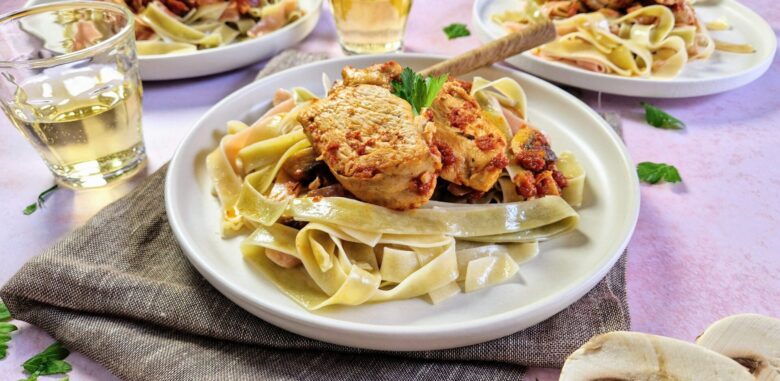 Κοτόπουλο σοτέ με σάλτσα τομάτας και μανιτάρια