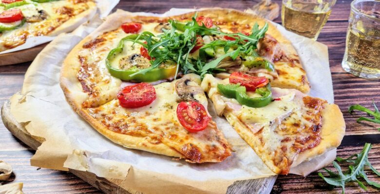 Πίτσα με μανιτάρια, μοτσαρέλα και ζαμπόν