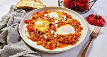 Αυγά με σάλτσα τομάτας με πάστα γλυκοπικάντικης πιπεριάς με φέτα almito