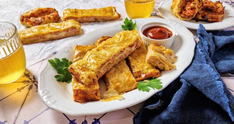 Ρολό σφολιάτας με κρέμα τυριού, ζαμπόν και μοτσαρέλα