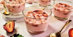 Εύκολο γλυκό ψυγείου με φράουλες και γιαούρτι