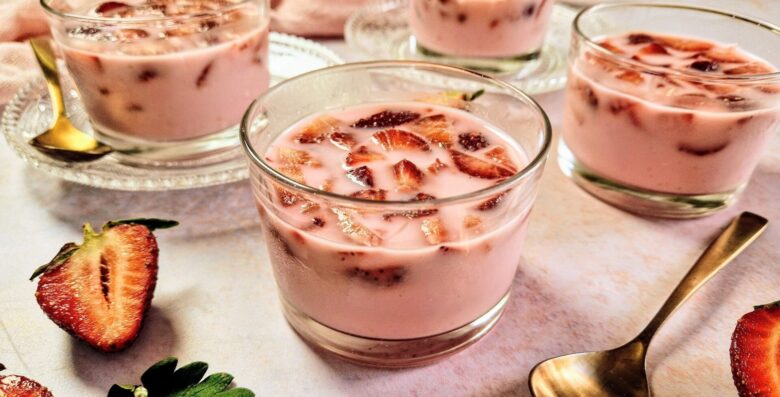 Εύκολο γλυκό ψυγείου με φράουλες και γιαούρτι