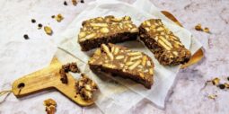 Μπάρες σοκολάτας με φυστικοβούτυρο και καρύδια