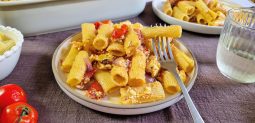 Ζυμαρικά στο φούρνο με πιπεριές Φλωρίνης και φέτα