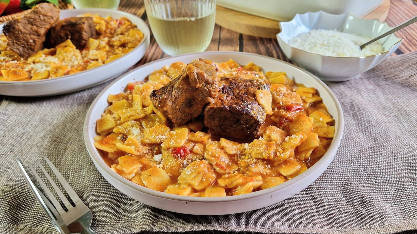 Μοσχάρι γιουβέτσι με χυλοπίτες