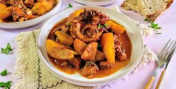 Χταπόδι με πατάτες και καρότα στην κατσαρόλα