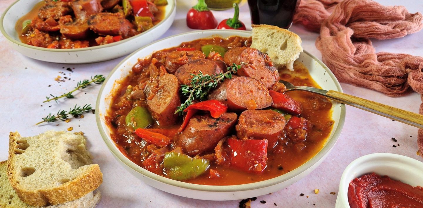 Σπετσοφάι με λουκάνικα και πιπεριές