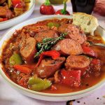 Σπετσοφάι με λουκάνικα και πιπεριές