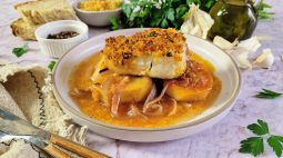 Μπακαλιάρος στο φούρνο με κρούστα ψωμιού