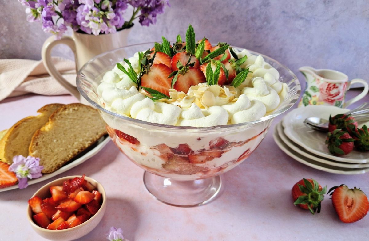 Τράιφλ με τσουρέκι και φράουλες 25 Τράιφλ με τσουρέκι και φράουλες