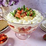 Τράιφλ με τσουρέκι και φράουλες