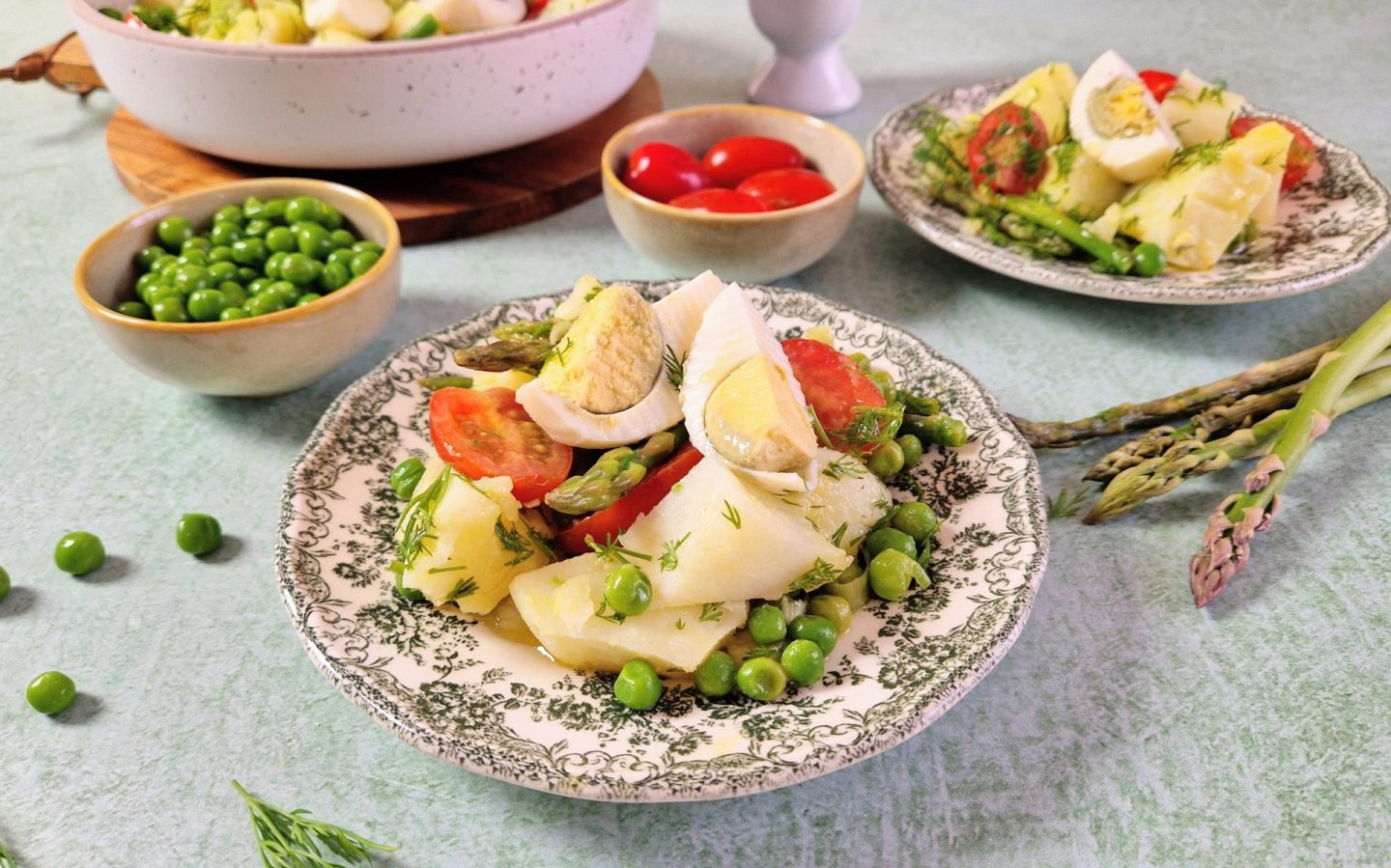 Πατατοσαλάτα με αρακά, σπαράγγια και πασχαλινά αυγά. 1 Πατατοσαλάτα με αρακά, σπαράγγια και πασχαλινά αυγά.