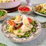 Πατατοσαλάτα με αρακά, σπαράγγια και πασχαλινά αυγά.