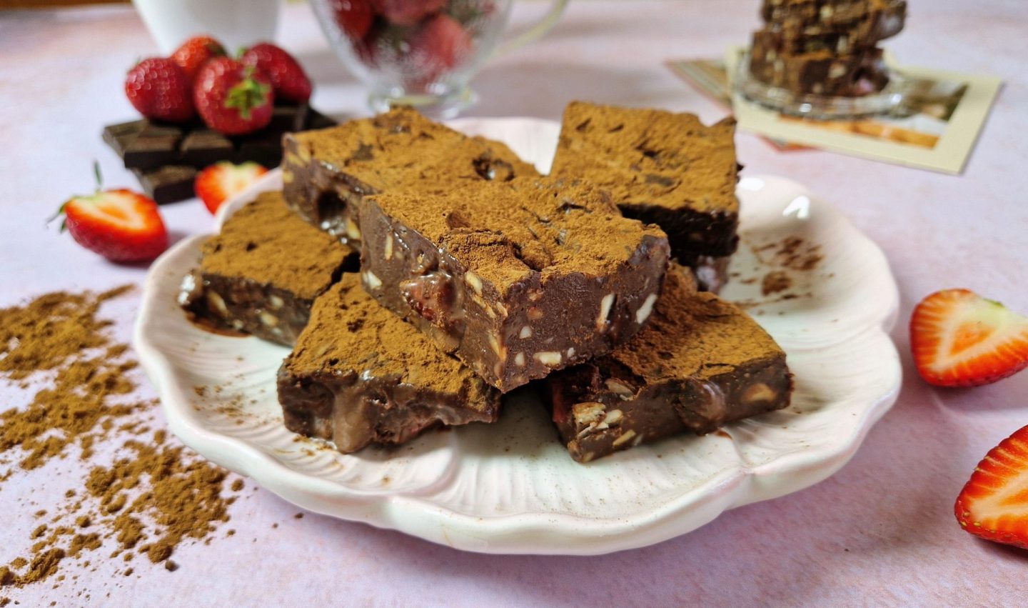 Fudge σοκολάτας με φράουλες