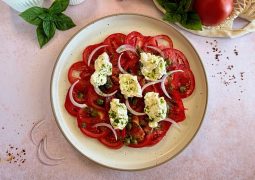 Carpaccio ντομάτας με κρέμα cottage, τυριού και γιαουρτιού