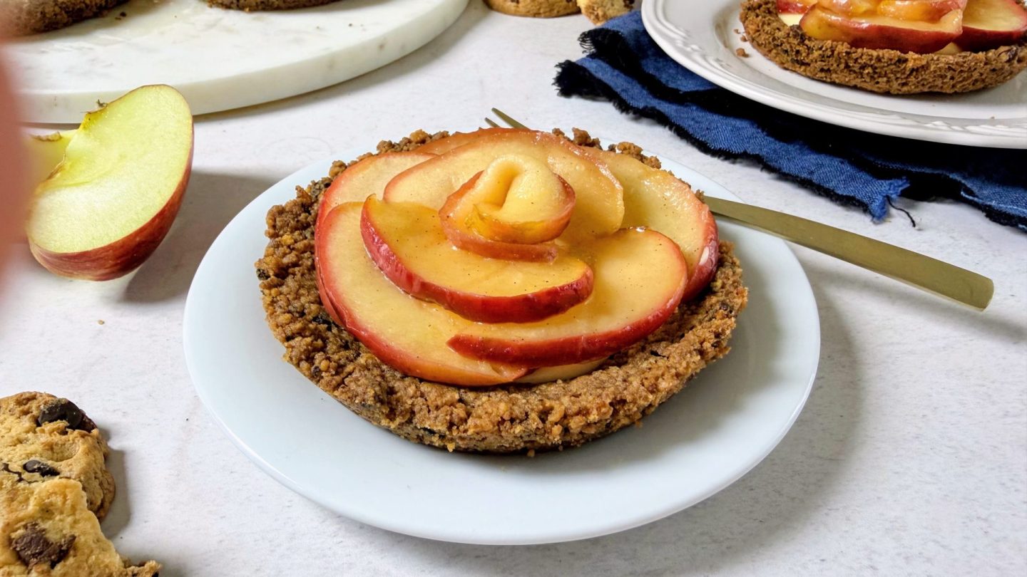 Ατομικές τάρτες μήλου με βάση από μπισκότα American Cookieς Δερμίση