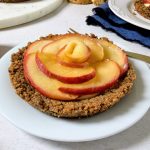 Ατομικές τάρτες μήλου με βάση από μπισκότα American Cookieς Δερμίση